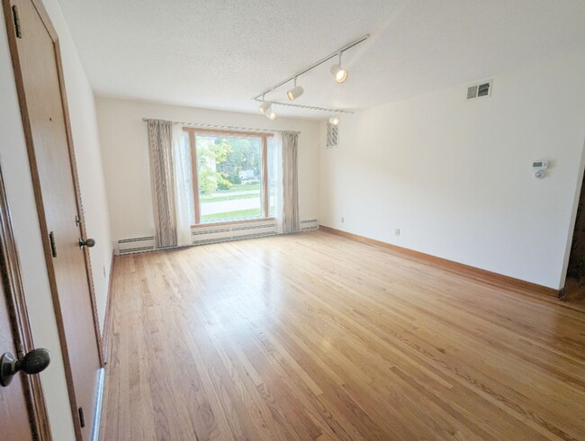 Building Photo - 2-bed 1-bath Apartment