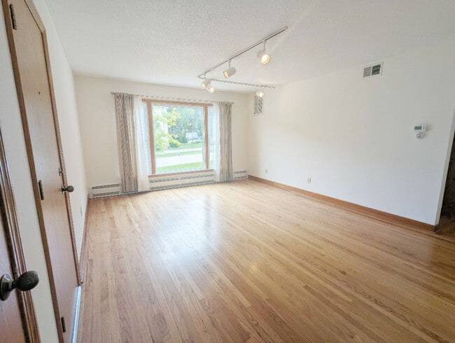 Building Photo - Great Location! 2-bed 1-bath Apartment
