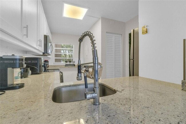 Building Photo - 9410 Poinciana Pl