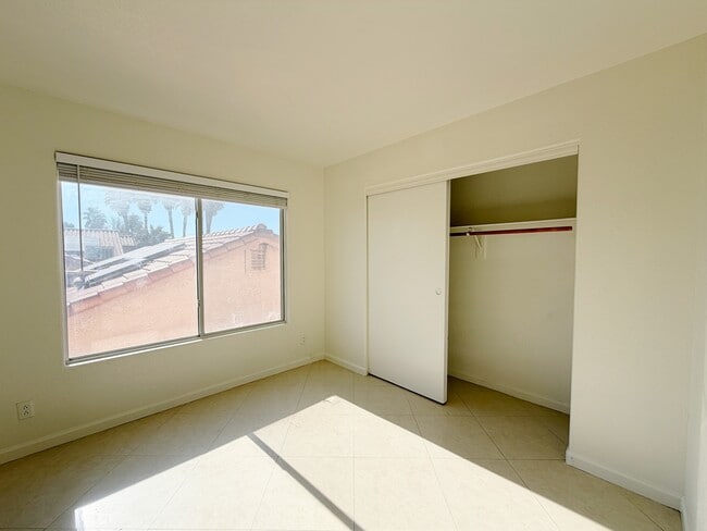 Building Photo - 593 Old W Ct