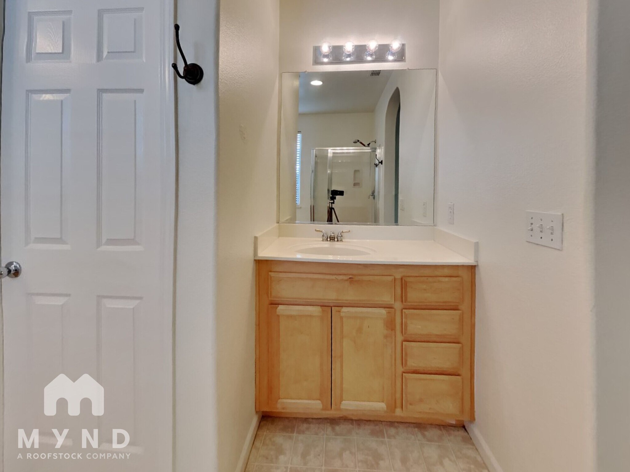 Building Photo - 10114 Upshaw Way