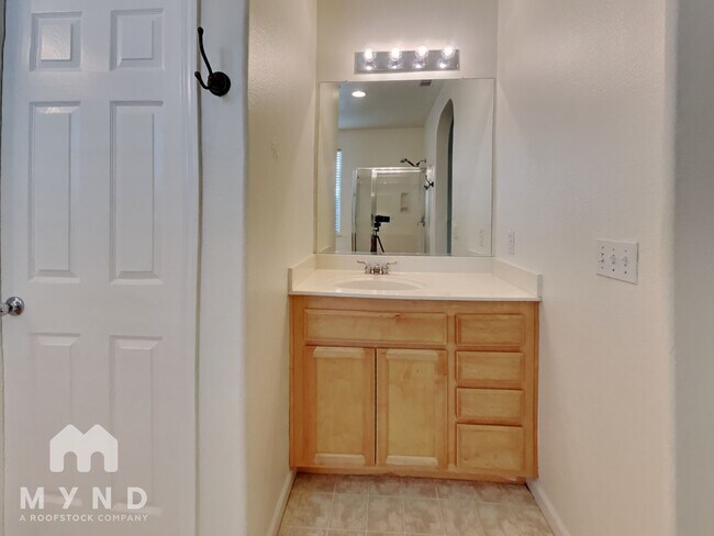 Building Photo - 10114 Upshaw Way