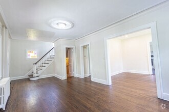 Building Photo - Spacious 3-bedroom, 2-bathroom (Full House...