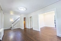 Building Photo - Spacious 3-bedroom, 2-bathroom (Full House...