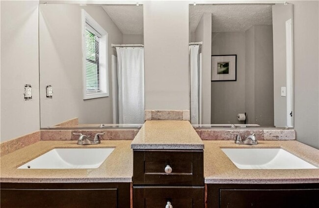 Building Photo - 3950 Lookout Point Dr