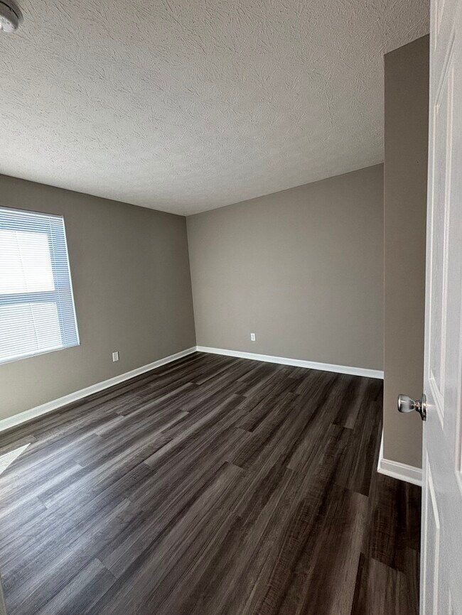 Building Photo - 2202 Pine Valley Dr