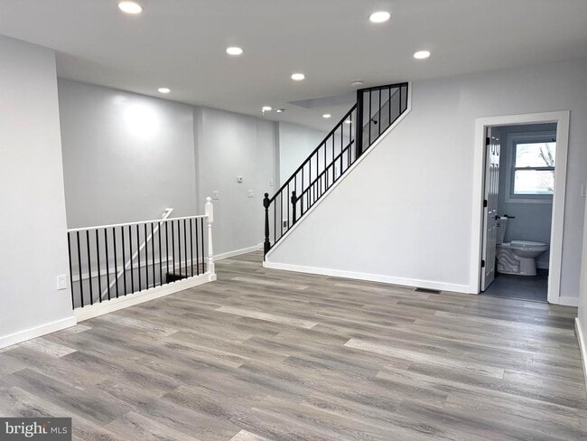 Building Photo - 330 N 2nd St