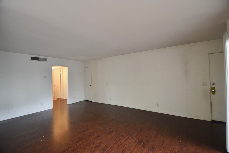 Building Photo - 15128 Burbank Blvd