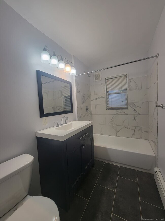 Building Photo - 164 Grand St