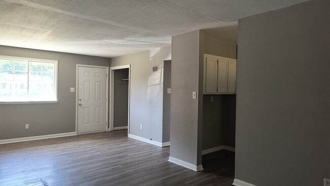 Building Photo - 2401 Howard Dr