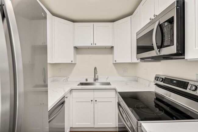 Building Photo - NEW, HIGH-END RENOVATED  1 bed / 1 bath at the Lydia in Ballard! In-Unit Laundry! 2 WEEKS FREE