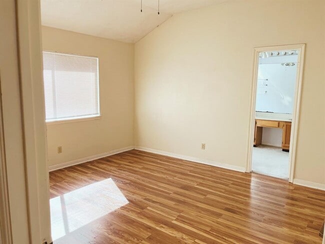 Building Photo - 10550 Walnut Glen Dr