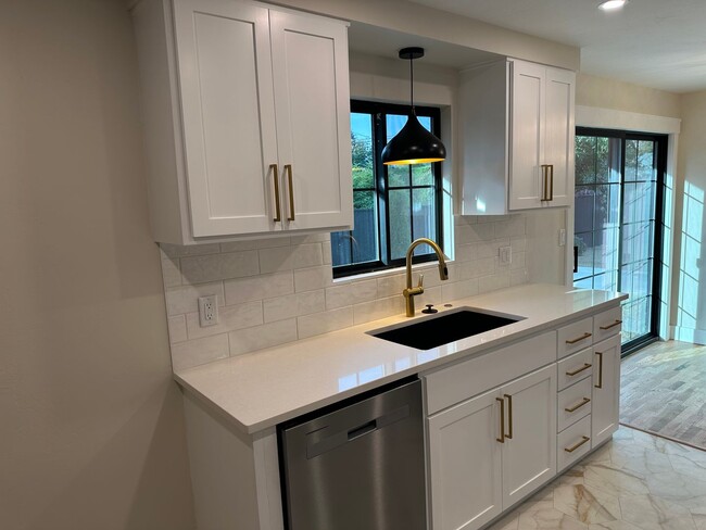 Building Photo - Luxury 2 bedroom 1 bath duplex in a great neighborhood!