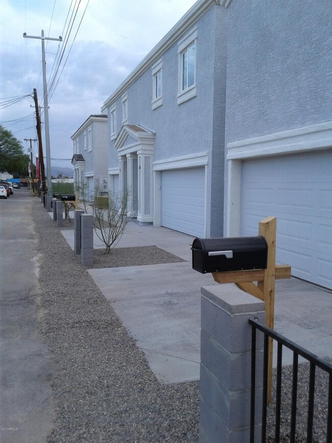 Building Photo - 1341 E Polk St