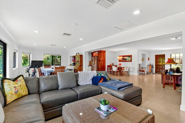 Building Photo - 435 Pine Villa Dr