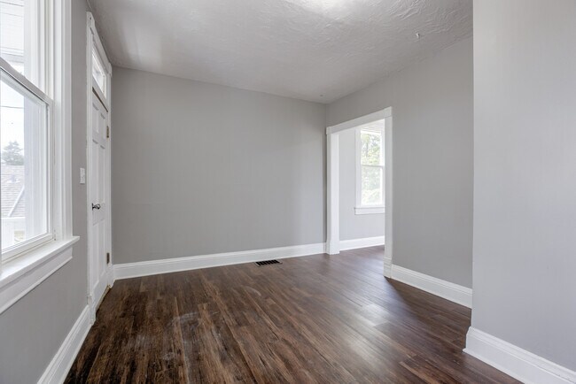 Building Photo - 1240 S 15th St