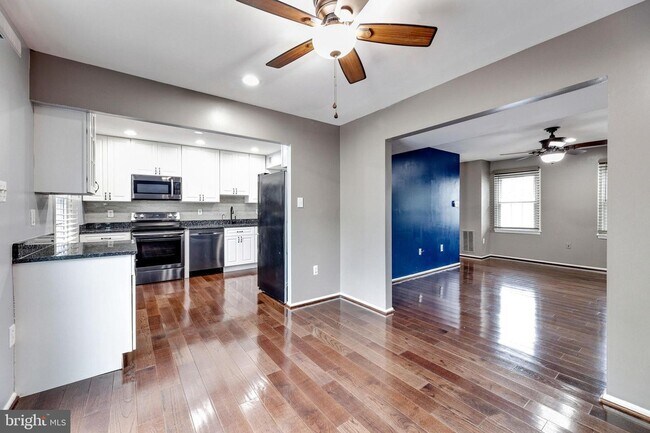 Building Photo - 18 Chantilly Ct