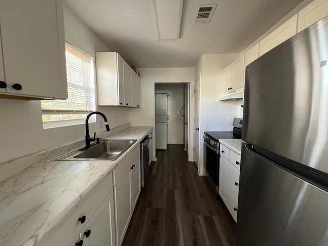 Building Photo - 677 W 5th Ave