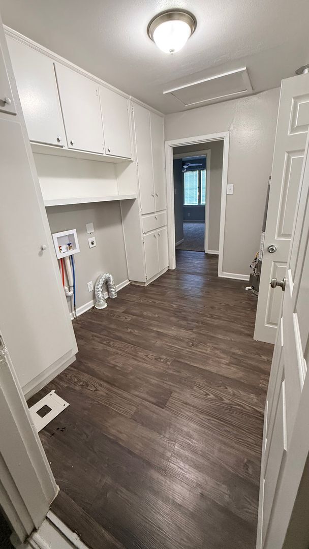 Building Photo - 3 bed/1 bath, with carport - Interior upda...