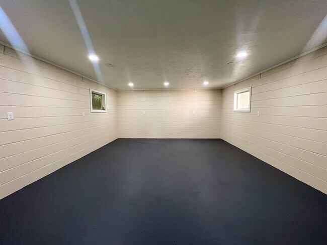 Building Photo - 4BR/3BA with Detached Garage Conversion Available Mid August! *Application Pending*