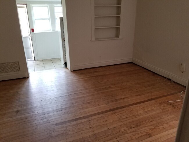 Room - 210 S 43rd St