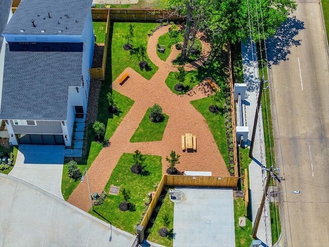 Building Photo - 7609 Victory Reserve St