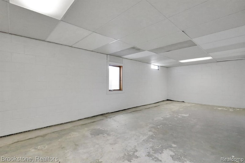 Building Photo - 5031 W Willoughby Rd