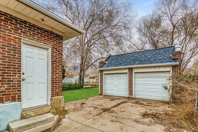 Building Photo - Charming 3-Bed, 1.5-Bath Home with Garage & Modern Comforts - Available NOW!