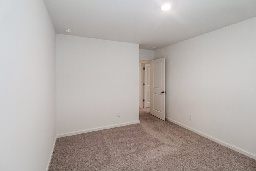 Building Photo - 7546 Saffron Ave