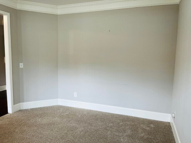 Building Photo - WOW! 5 bed, 4 full baths, brick exterior, ...