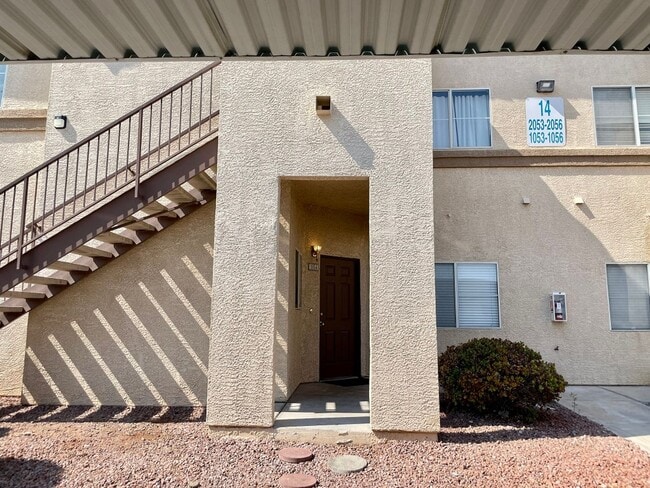 Building Photo - 3 bedroom/ 2 bath condo A Must See