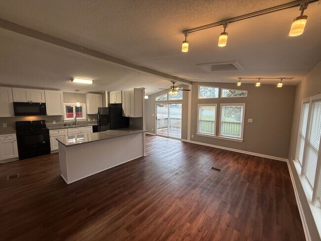 Building Photo - **Renovated**2 bed 2 bath home