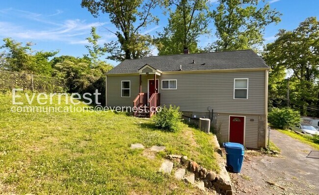 Building Photo - 3-Bedroom Home with Fenced Yard / Available Now!