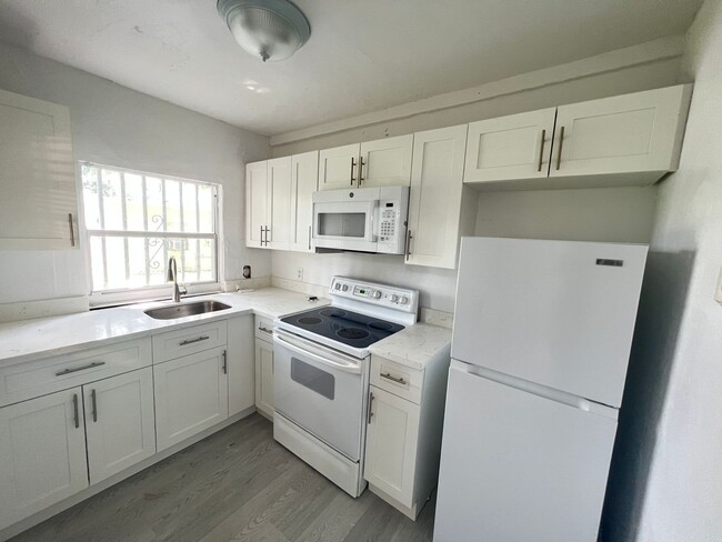Building Photo - 7525 NE Miami Ct