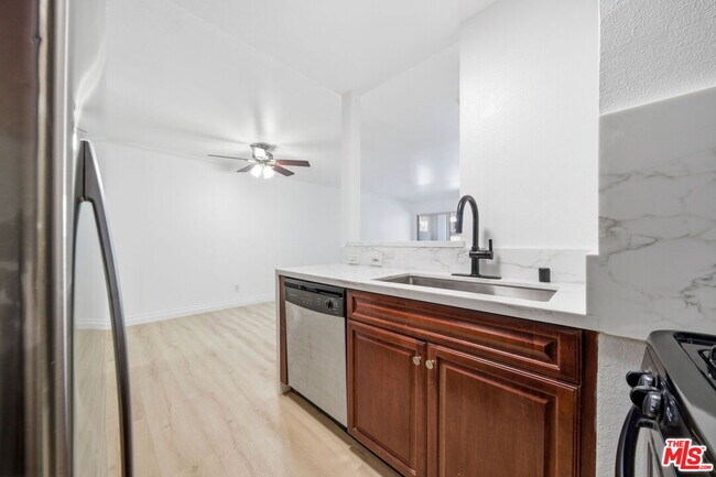 Building Photo - 5530 Owensmouth Ave