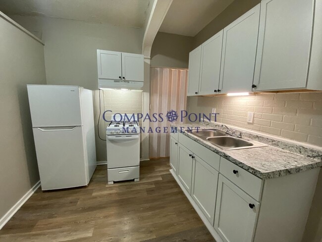 Building Photo - 218 E 7th St