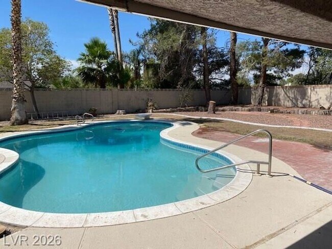 Building Photo - 2047 Westwind Rd