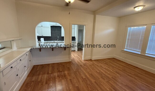 Building Photo - Historic Four Bedroom HOme