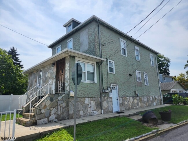 Building Photo - 373 Main St
