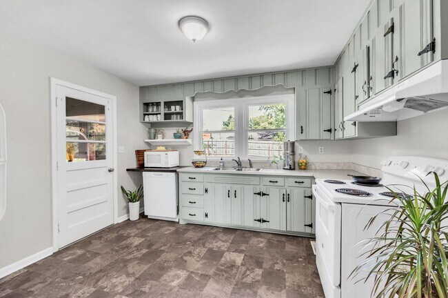 Building Photo - 3 Bedroom 1 Bath Donelson House by Two Riv...