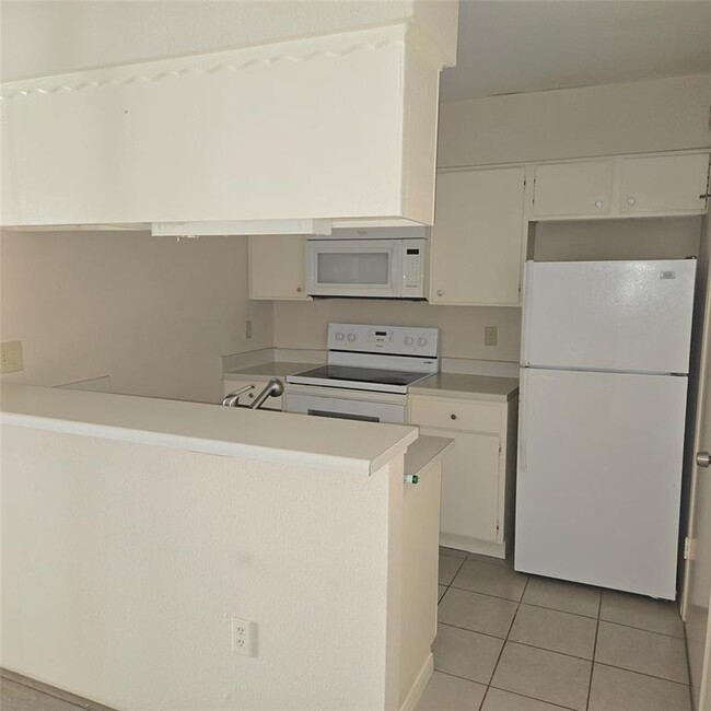 Building Photo - 2100 Wilcrest Dr