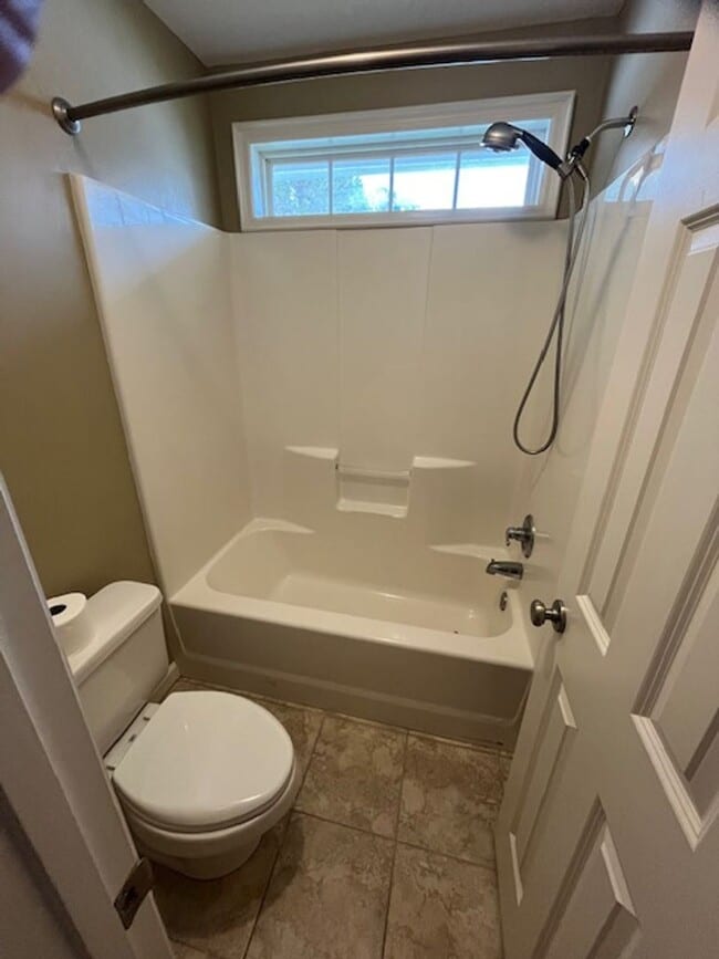 Building Photo - Spacious 4-Bedroom Home with Modern Comforts in Valdosta