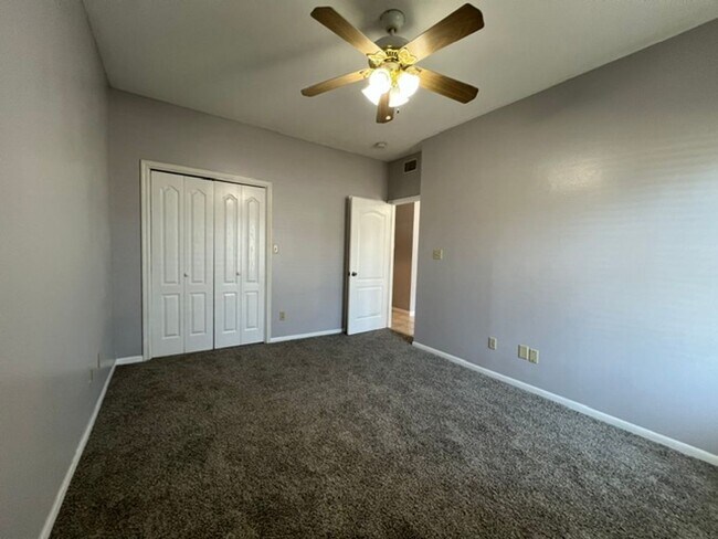Building Photo - AFFORDABLE ISLAND LIVING!