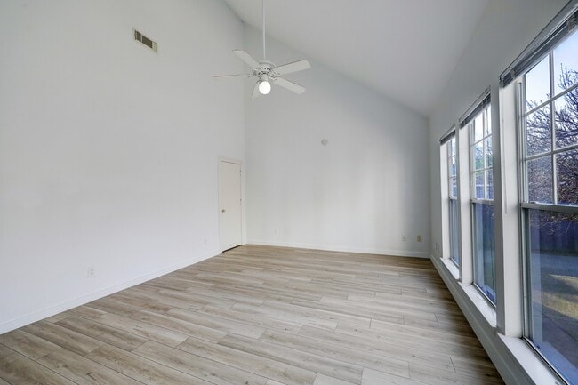 Building Photo - 1401 Castle Ct
