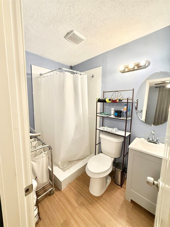 Building Photo - 521 Cypress Dr