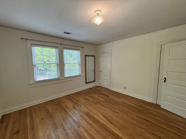 Building Photo - Charming 2 Bedroom 1 Bath House