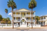 Building Photo - Spacious Three Bedroom Apartment on Calhou...