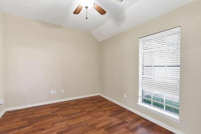 Building Photo - 1813 Oakwood Dr E