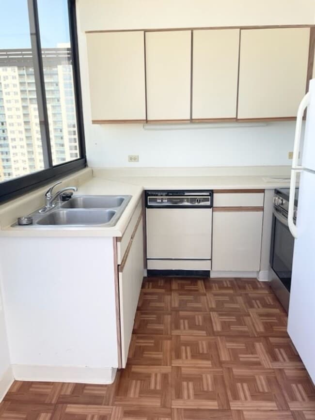 Building Photo - Rarely available corner end 2 bed 2 bath u...
