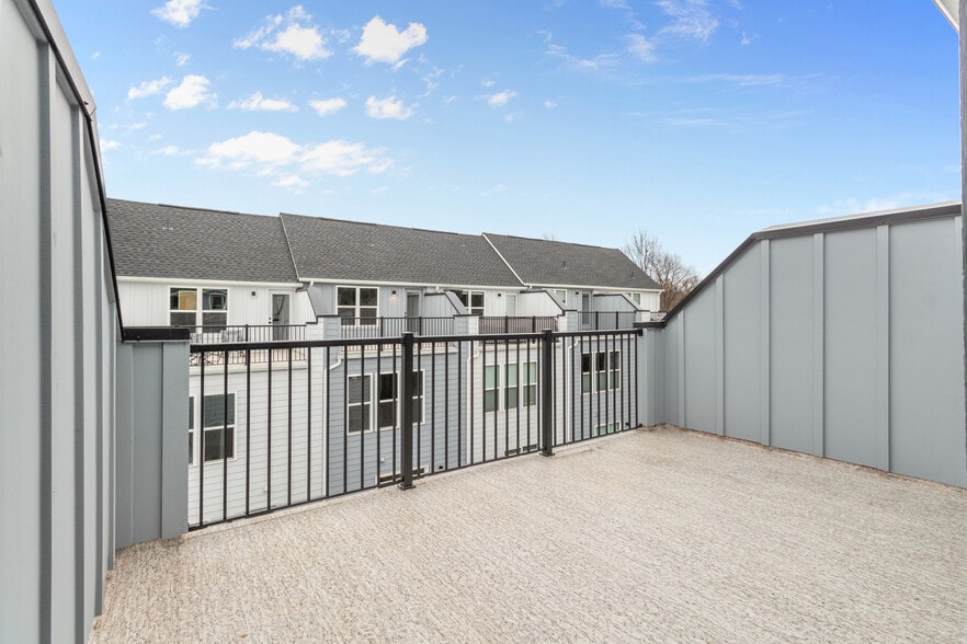 Top floor balcony - 1011 Kokomo Ln